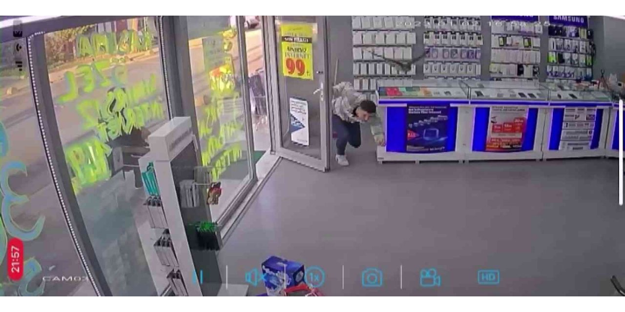 Beykoz’da atmaca yakaladığı serçe ile telefon mağazasına, ortalığı birbirine kattı