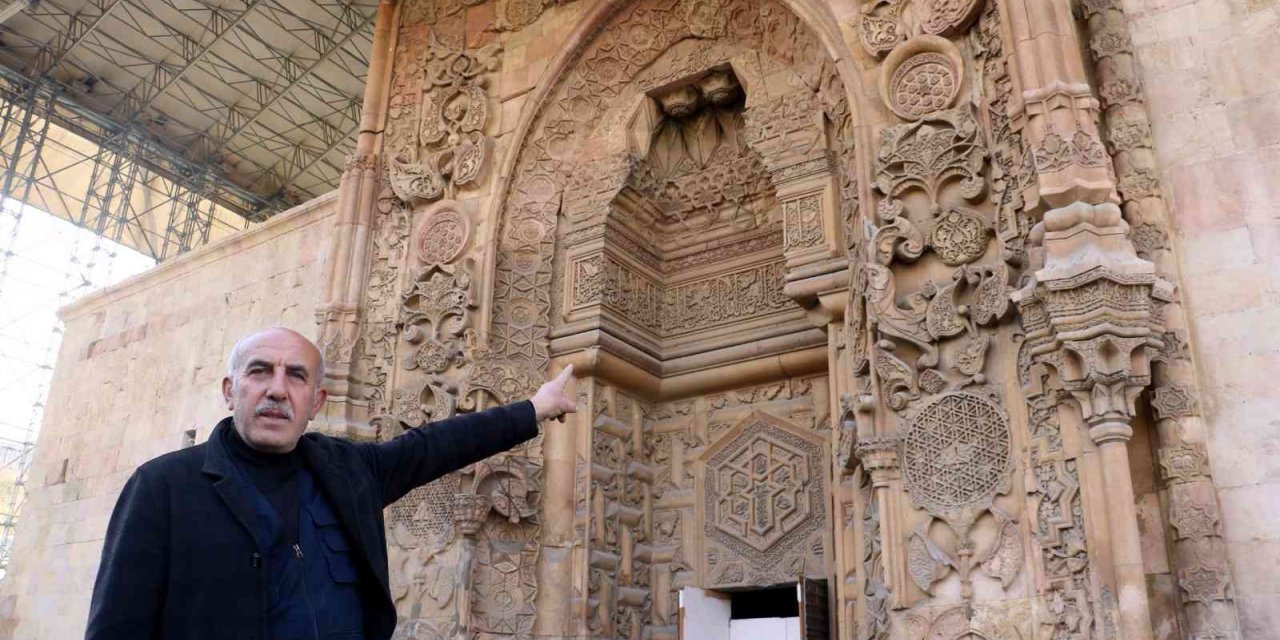 Bir kapısının anlatımı 1,5 saat sürüyor, dinleyenler gözyaşlarına hakim olamıyor