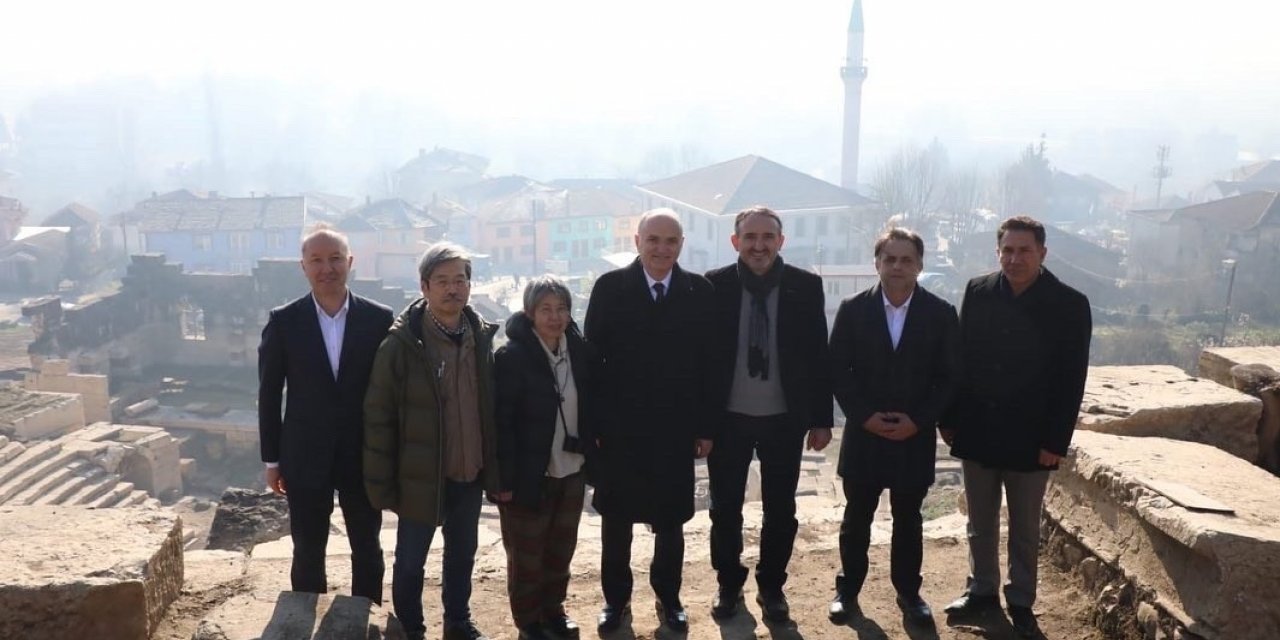 Japon tarihçi Prusias Ad Hypium Antik Kentine hayran kaldı