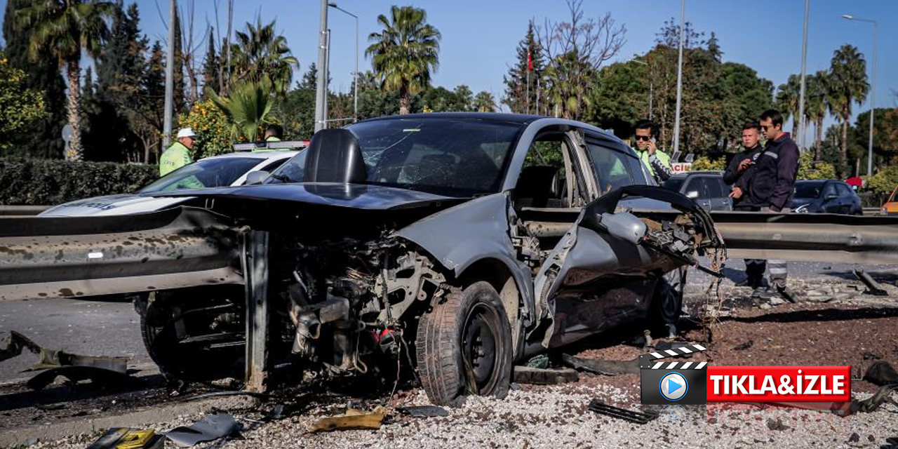 Demir bariyer otomobile ok gibi saplandı! Sıkışan genç sürücü güçlükle kurtarıldı