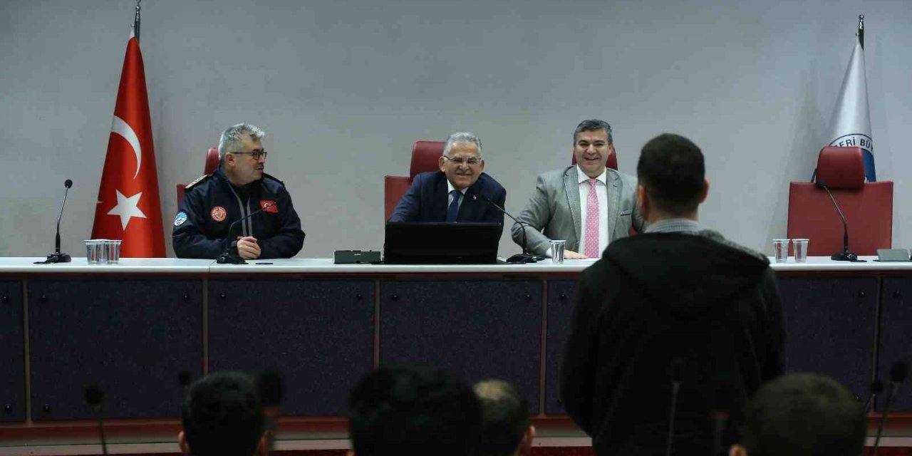 Başkan Büyükkılıç, göreve yeni başlayan itfaiyecilerle bir araya geldi