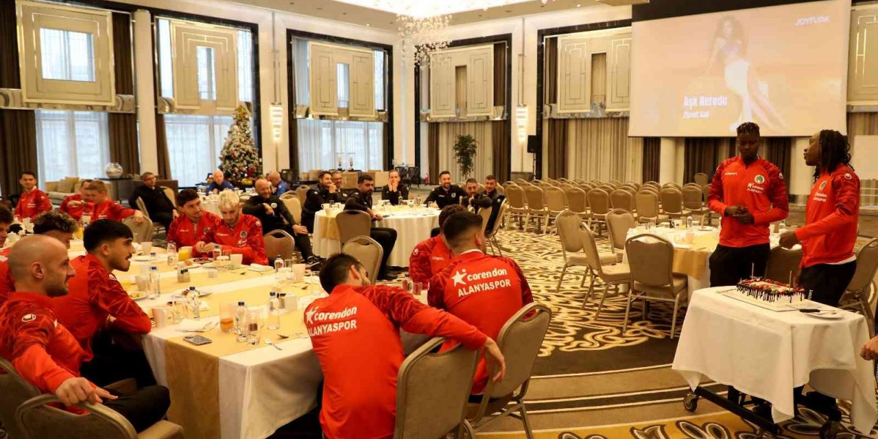 Kasımpaşa maçı öncesi Lusamba’nın doğum günü kutlandı