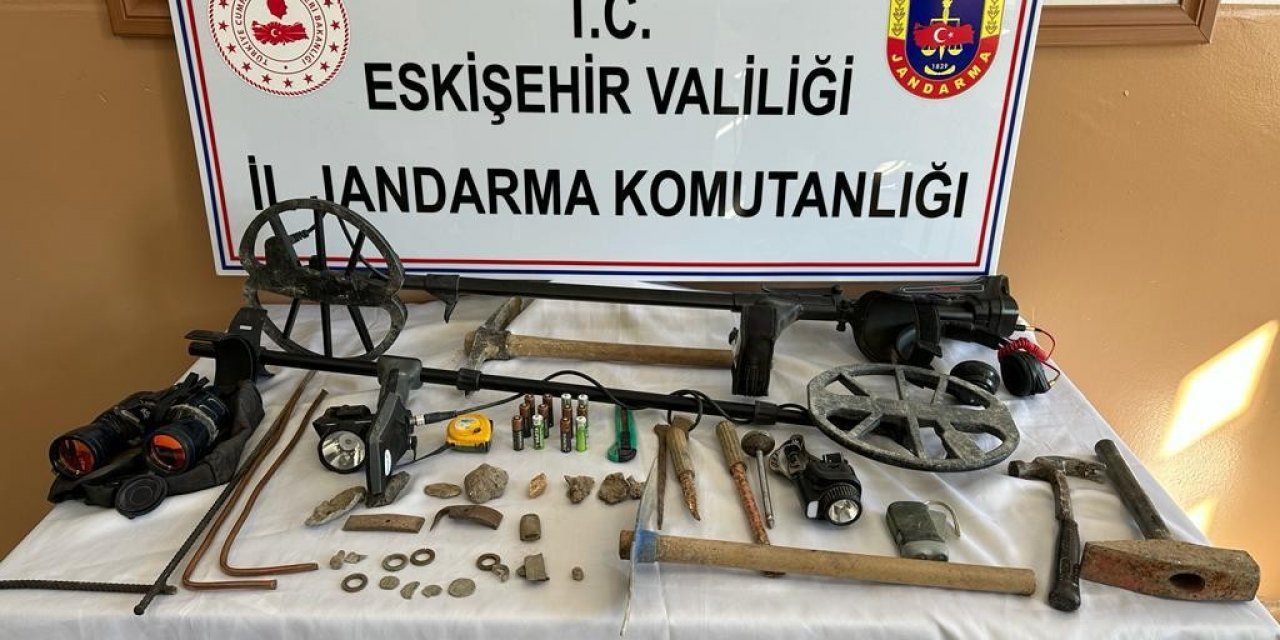 Kaçak kazı yaparken yakalandılar
