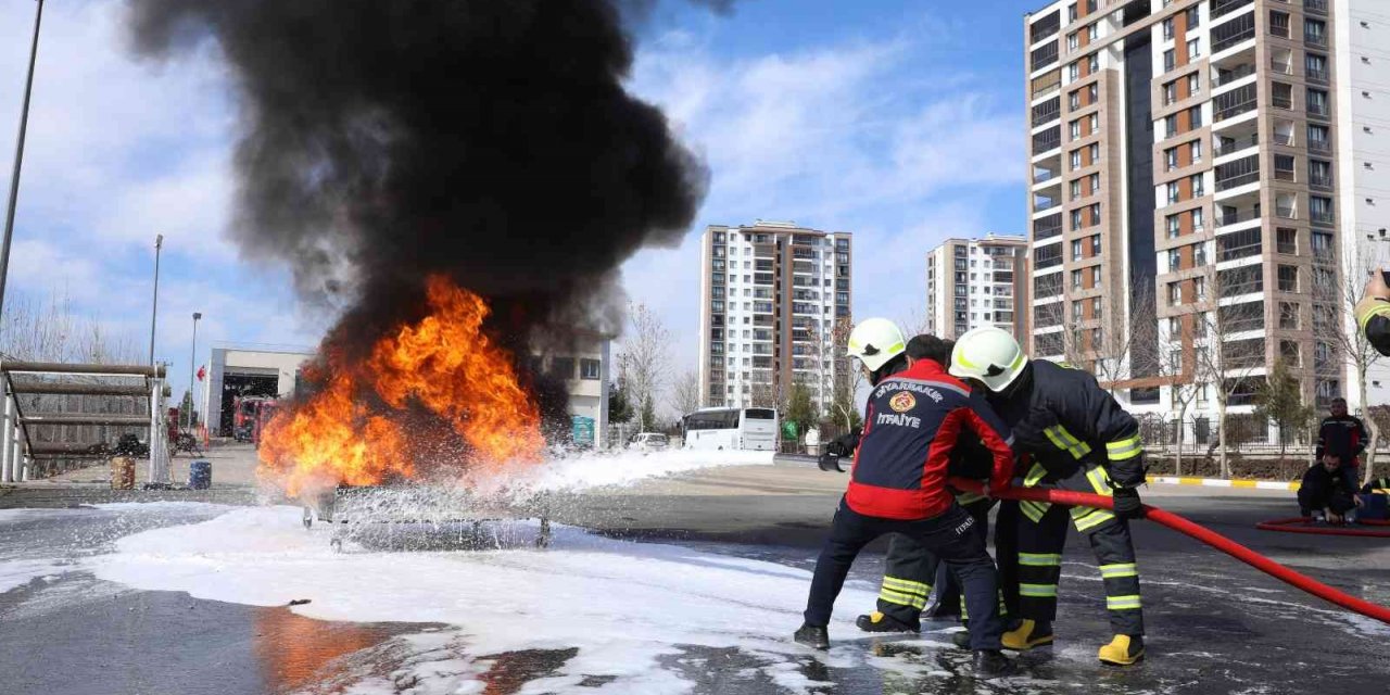 Diyarbakır Büyükşehir Belediyesi itfaiye ekiplerinden 6 bin 740 yangına müdahale