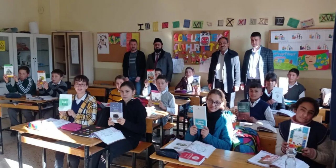 Müftü öğrencilere kitap hediye etti