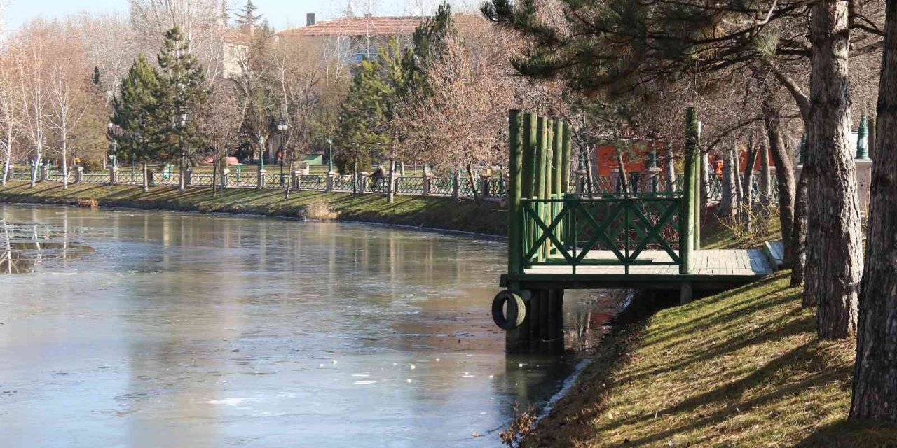 Porsuk Çayı’nın yüzeyi buz tuttu