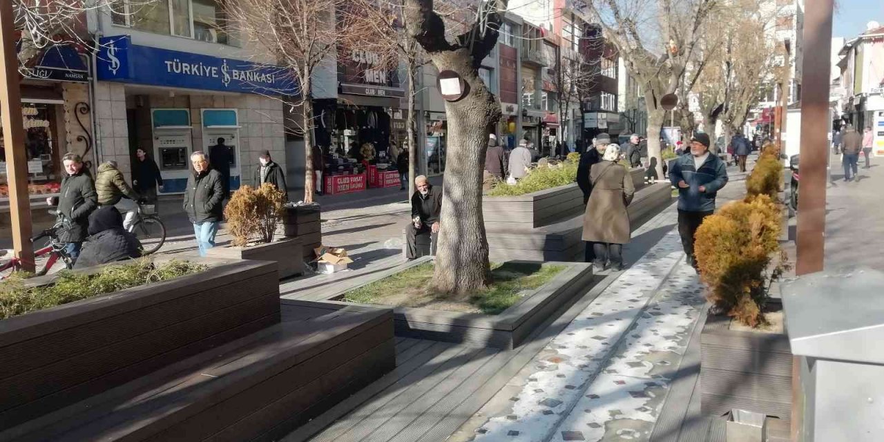 Soğuğa rağmen güneşin tadını çıkardılar