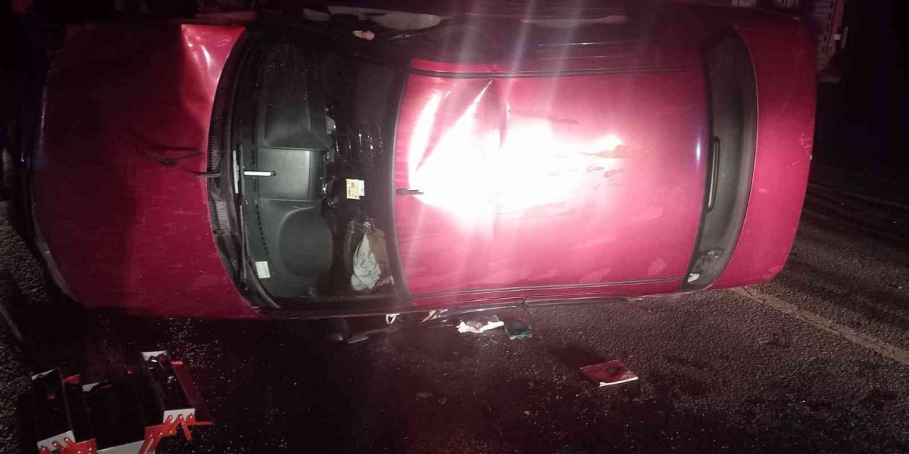 Kontrolden çıkan otomobil bariyerlere çarparak yan yattı