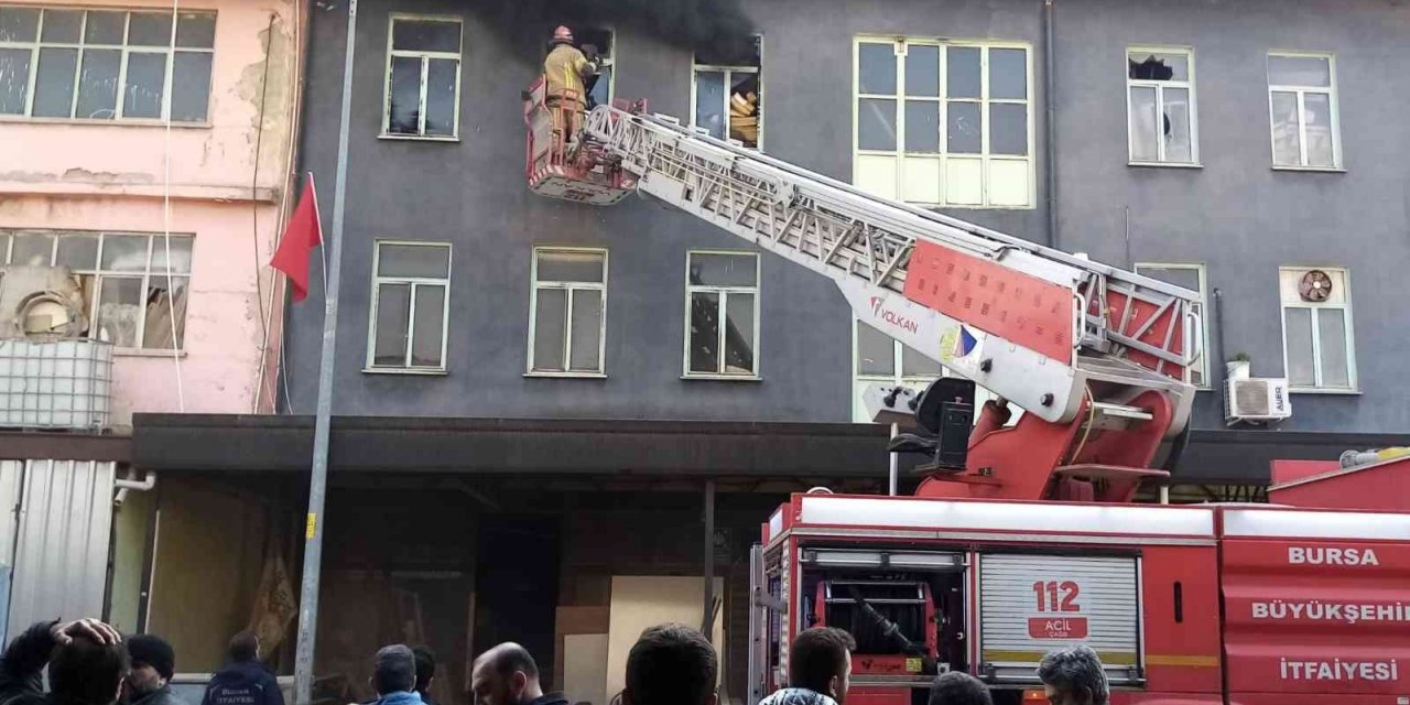 Bursa’da mobilya imalathanesinde yangın