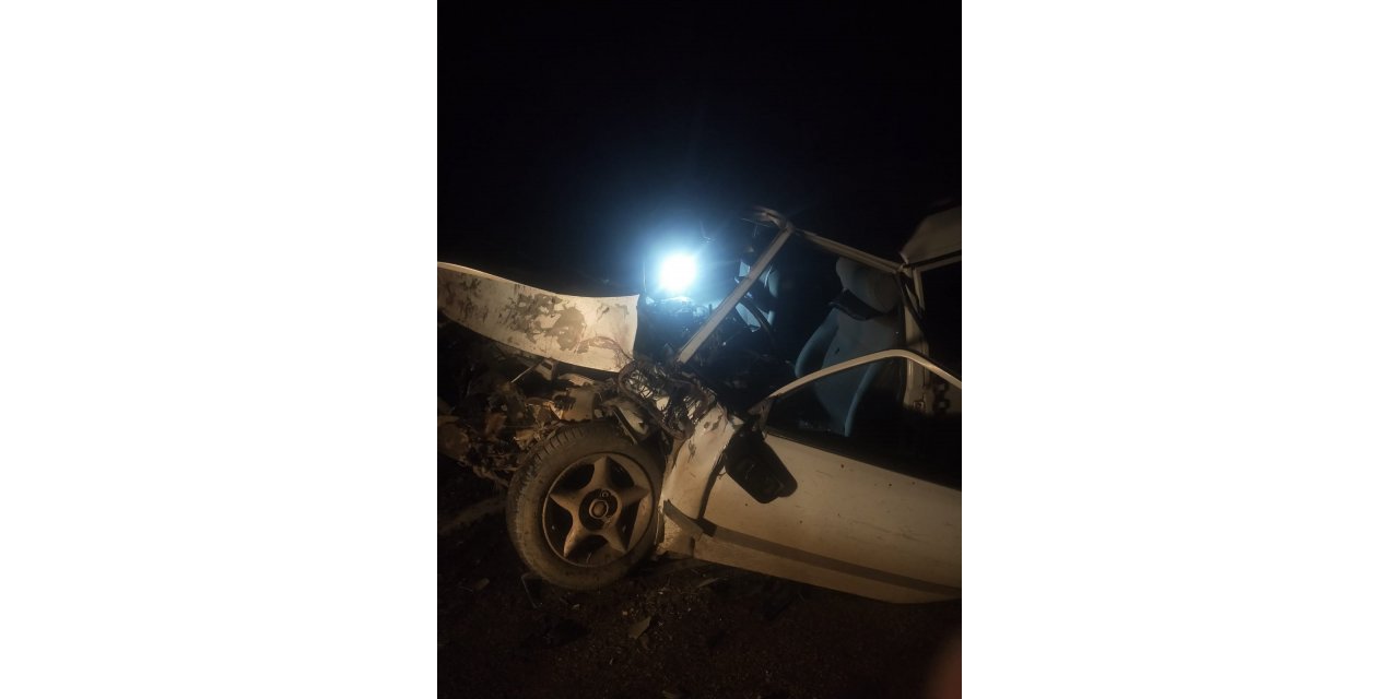 Kamyonla çarpışan otomobil sürücüsü araçta sıkıştı