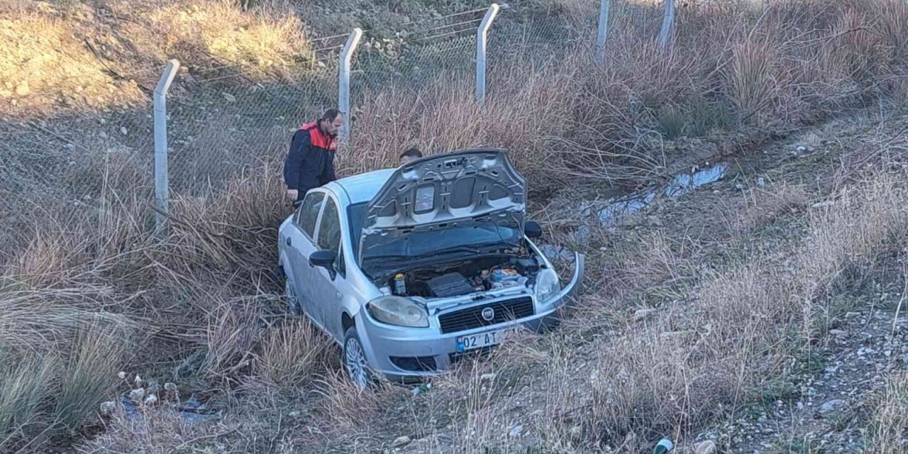 Otomobil şarampole yuvarlandı: 4 yaralı