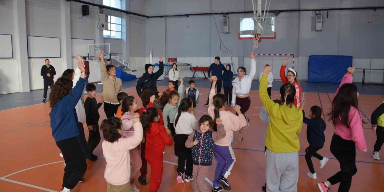 İlkokul öğrencileriyle oynadılar
