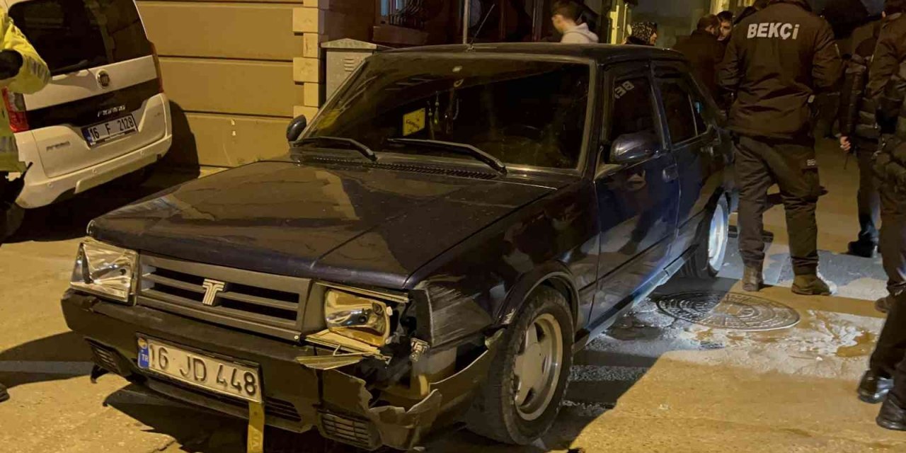 Aracıyla bina duvarına ve park halindeki otomobile çarpan sürücü firar etti