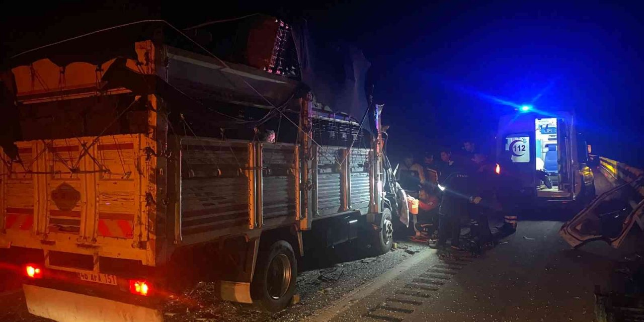 Osmaniye’de kamyonet tıra arkadan çarptı: 2 ölü