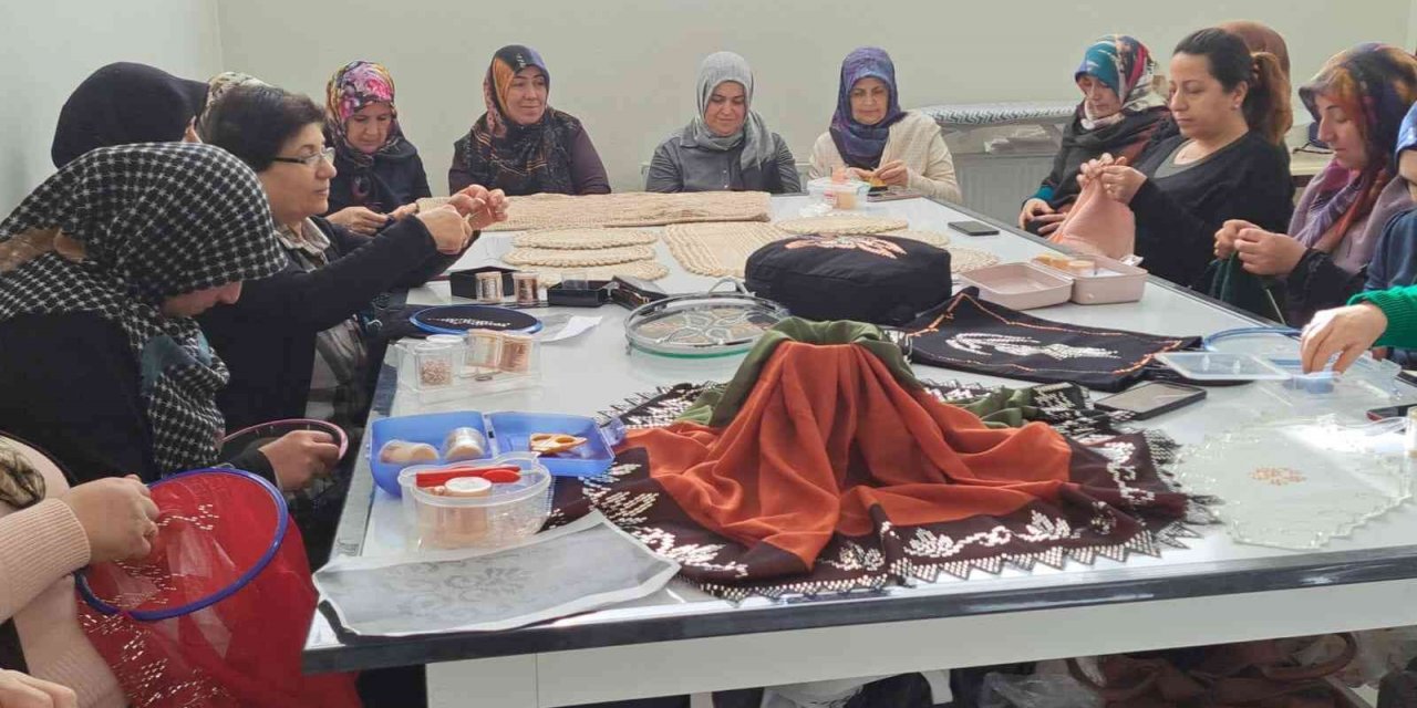 Adilcevazlı kadınlar ADEM kurslarıyla hem sanat hem de meslek öğreniyor