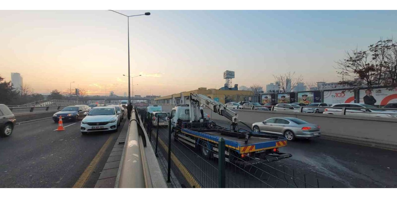 Ankara’da refüje çarpan otomobile başka bir araç çarptı: 1 ölü, 1 yaralı