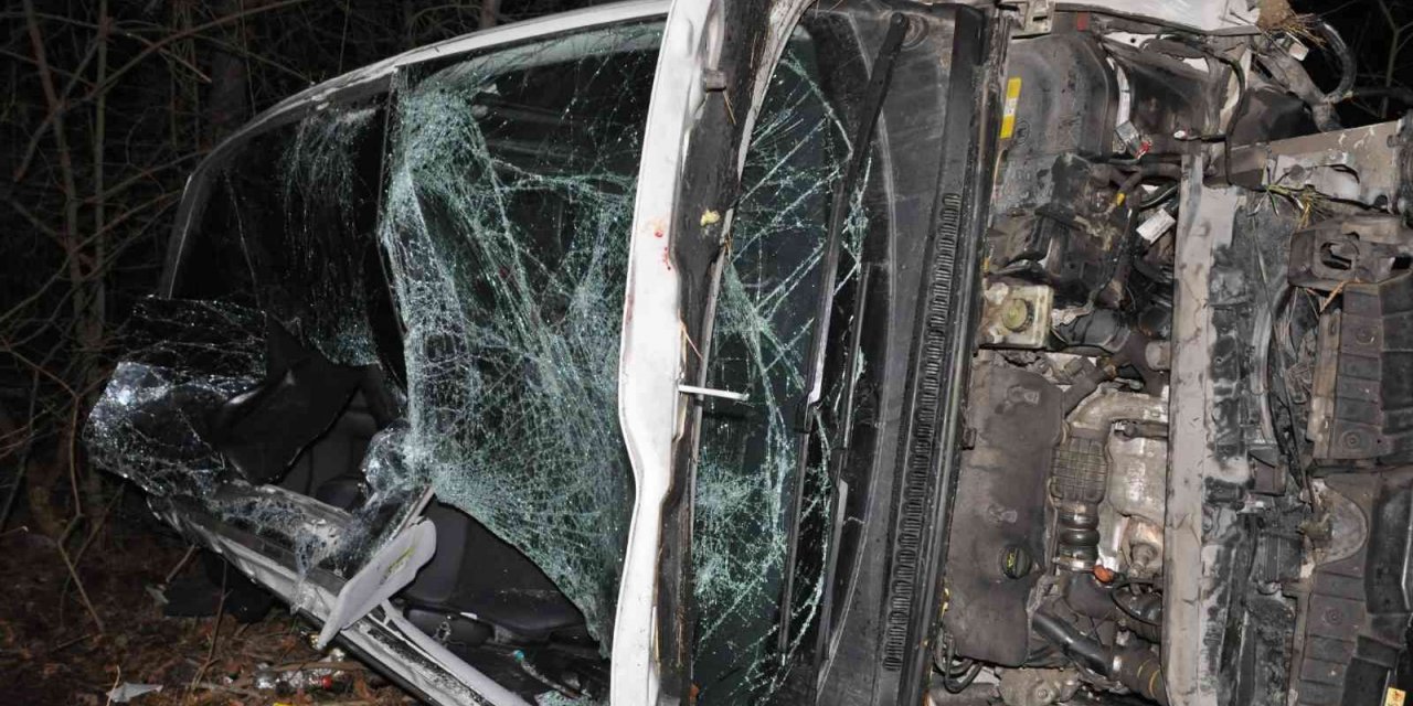 Kontrolden çıkan otomobil 30 metreden yuvarlandı: 2 yaralı