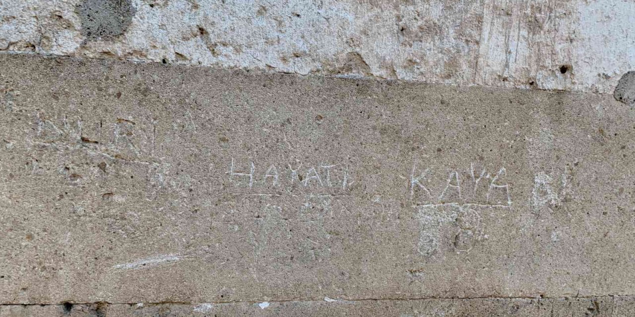 Tarihi külliyenin duvarlarına büyük saygısızlık