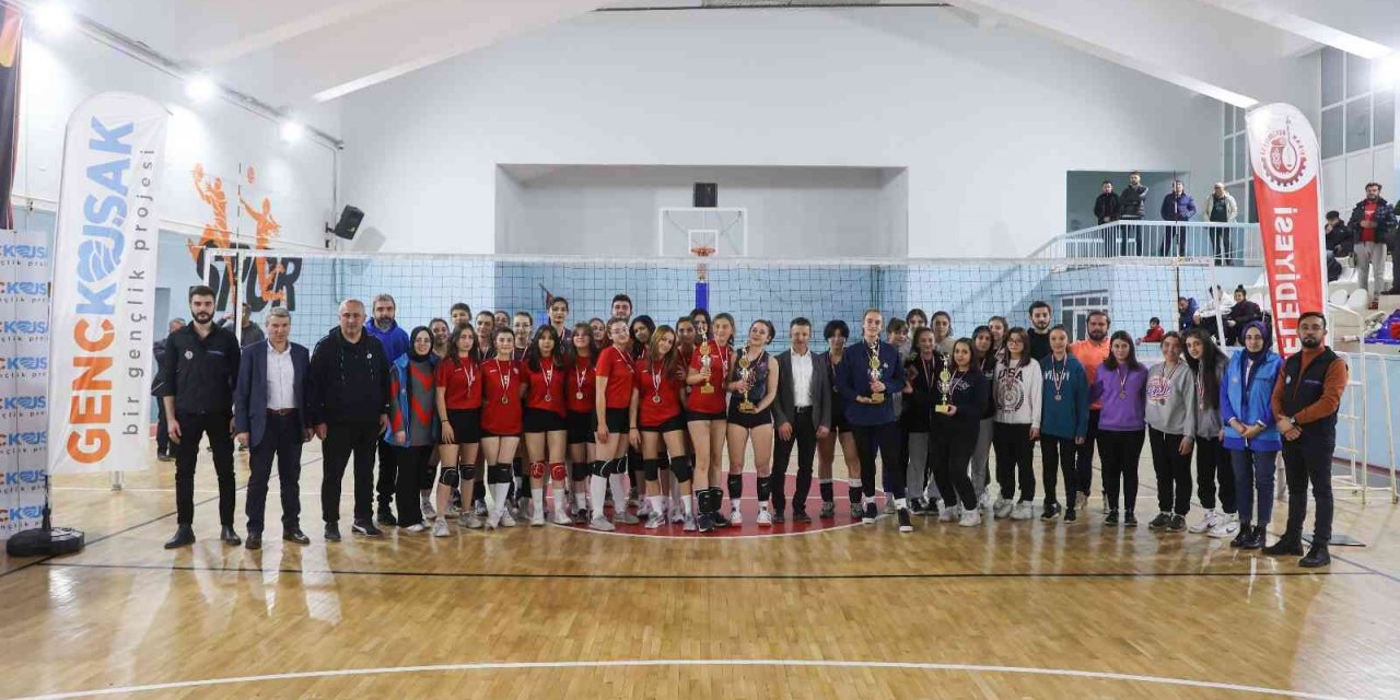 Liseler Arası Kızlar Voleybol Turnuvası tamamlandı