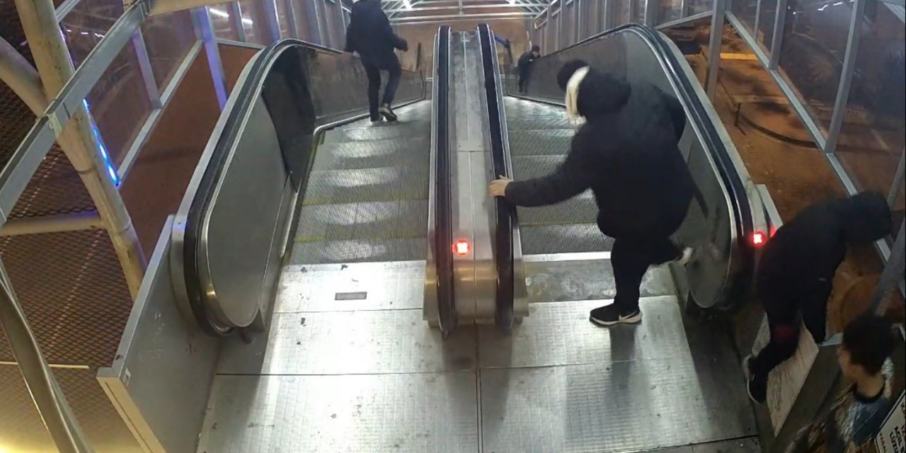 Üst geçidin tahrip edilme anları kameraya yansıdı