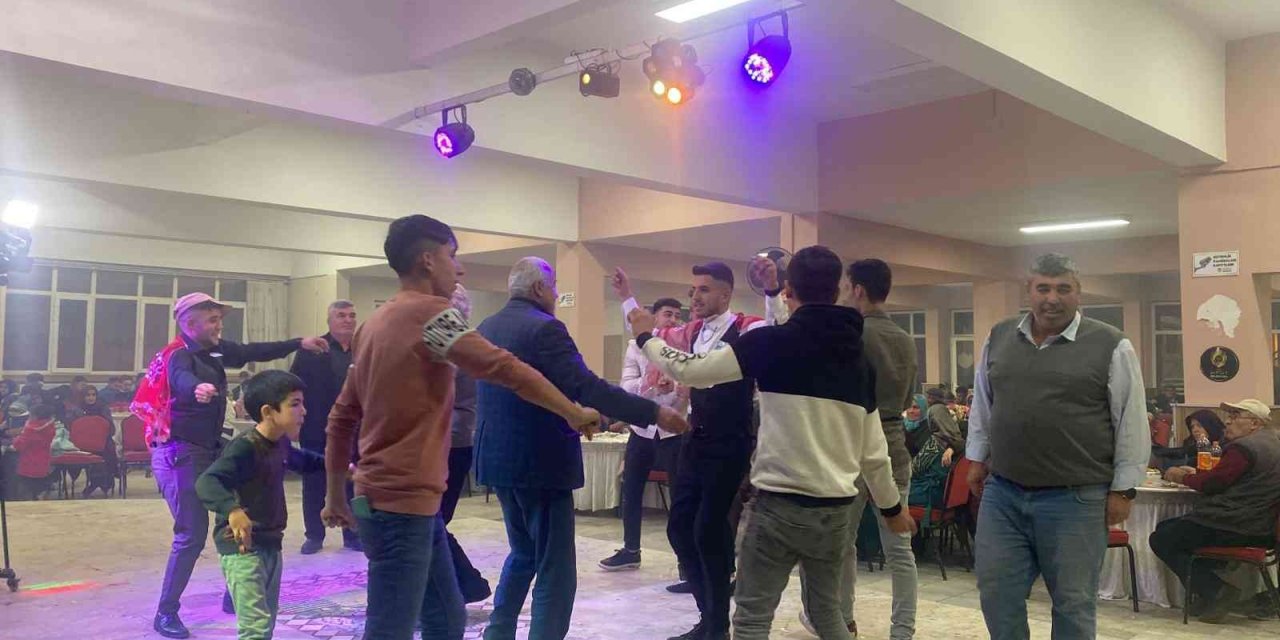 Şuhut’ta kınalı kuzular asker gecesinde moral depoladı