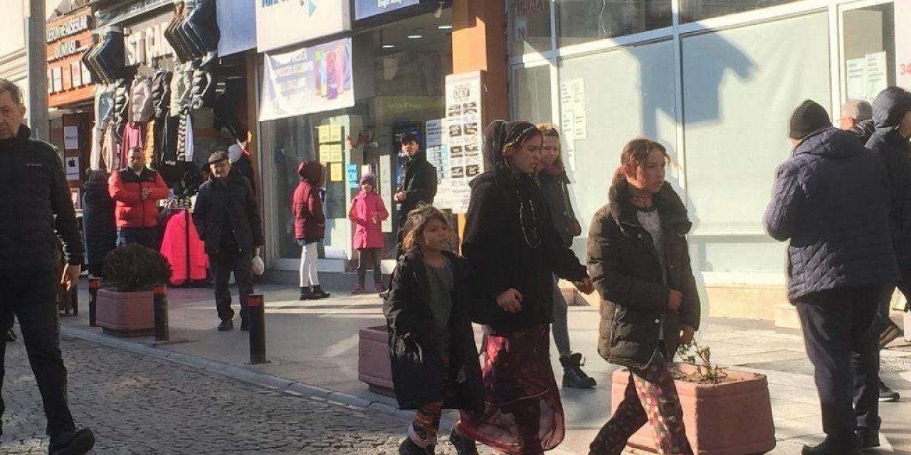 Vatandaşlardan para dilenerek yol boyunca takip ediyorlar