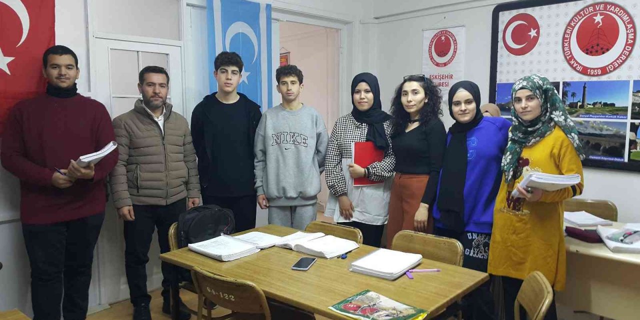 Eskişehir’de yaşayan Irak Türkü öğrencilerine ’Matematik’ kursu