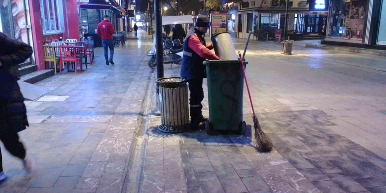 Soğuk havaya rağmen şehri yeni güne hazırlıyorlar