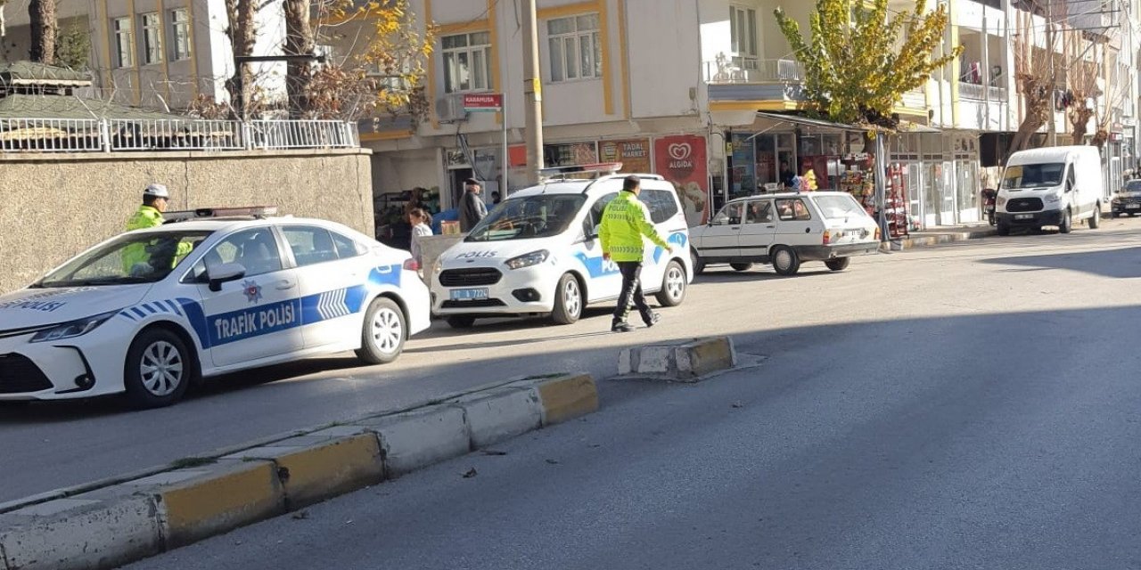 Bisiklet ile hafif ticari araç çarpıştı: 1 yaralı
