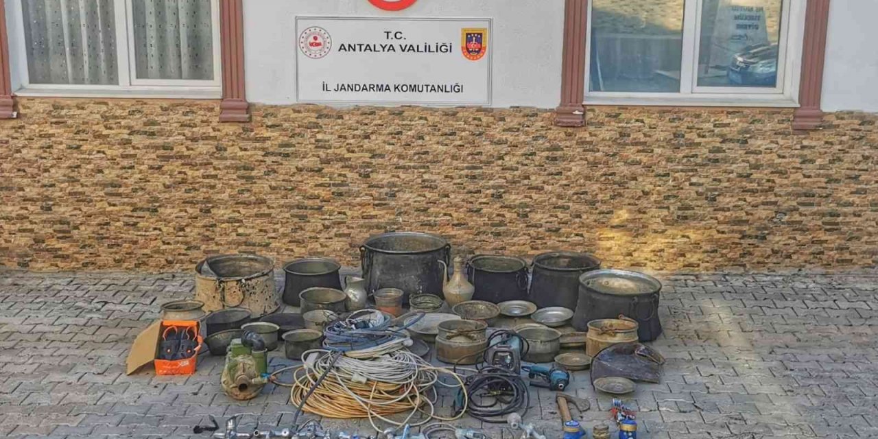 Elmalı’da hırsızlık şüphelileri jandarmadan kaçamadı