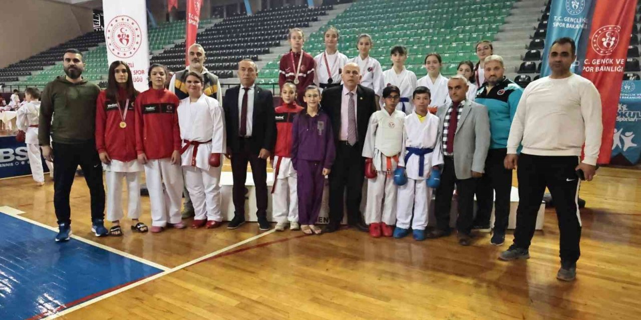 Okul sporları karate müsabakaları tamamlanıyor