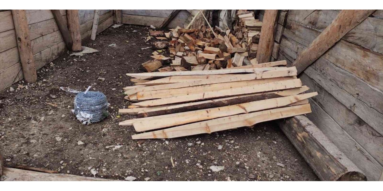 Kereste hırsızları jandarmadan kaçamadı