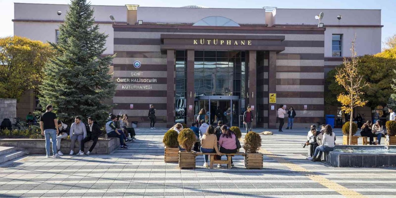 ESOGÜ Kütüphanesi basılı yayın sayısını artırıyor