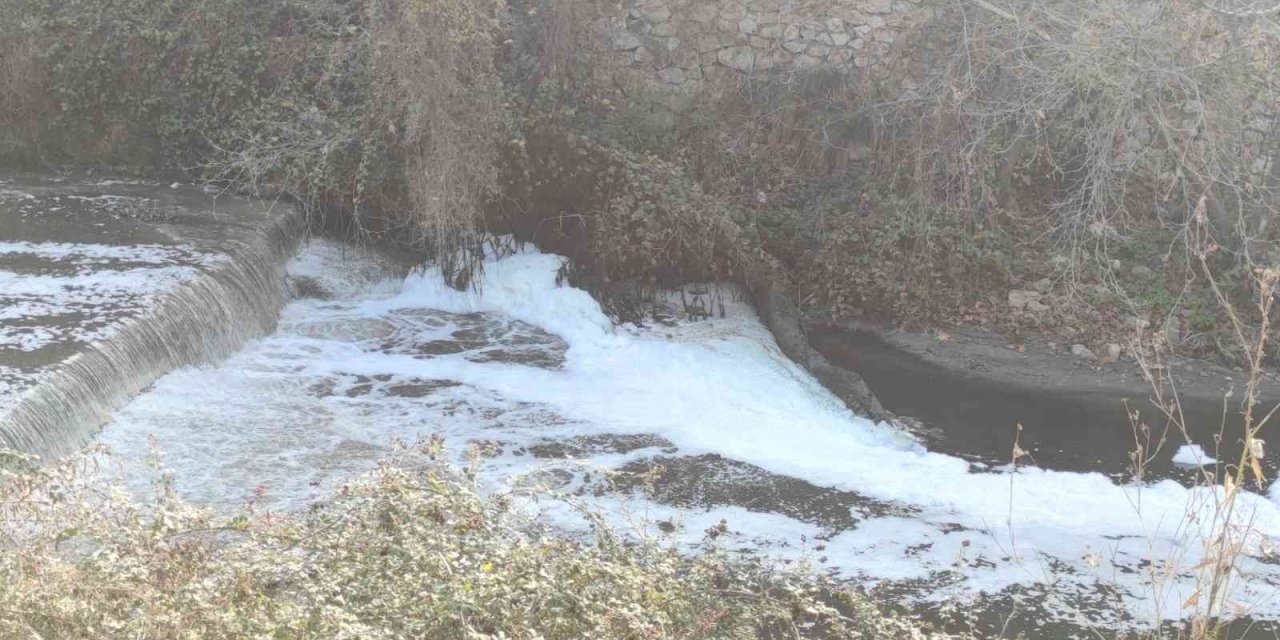 Karsak Deresi’nde şüpheli atık