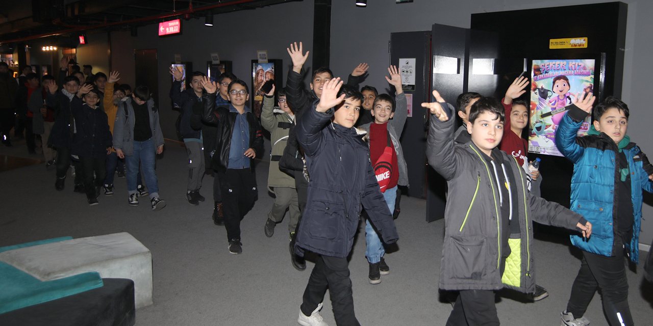 Konya'nın 8 ilçesinde 3 bin 500 öğrenciye ücretsiz sinema keyfi