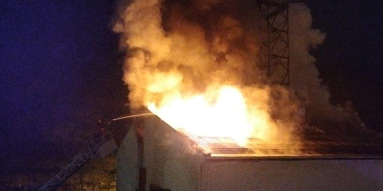 Yusufeli’nde yakıt istasyonu yakınında korkutan yangın