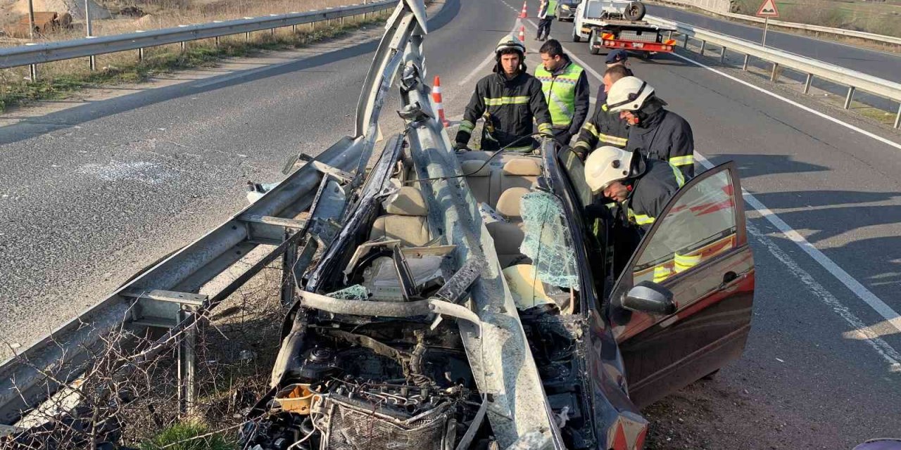 Otomobil bariyerlere ok gibi saplandı, sürücü araçtan sağ salim çıktı