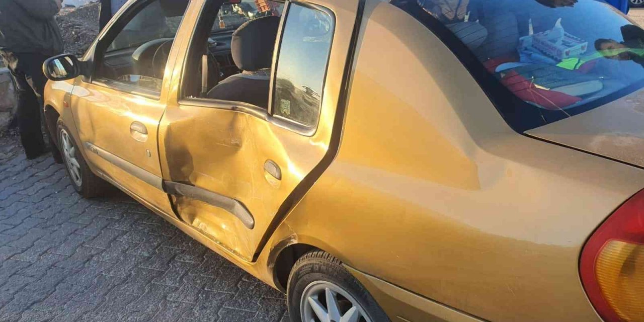 Otomobil ile minibüs çarpıştı: 3 yaralı