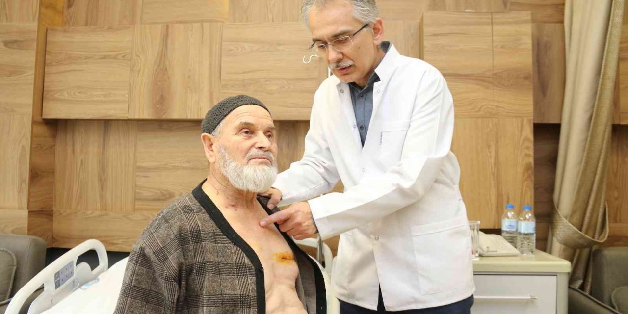 Tıkalı 3 kalp damarı 8 santimlik kesiyle değiştirildi