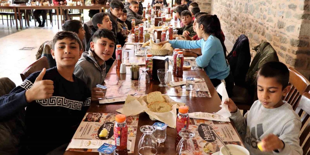 Başkan Özcan minik turistlere ev sahipliği yaptı