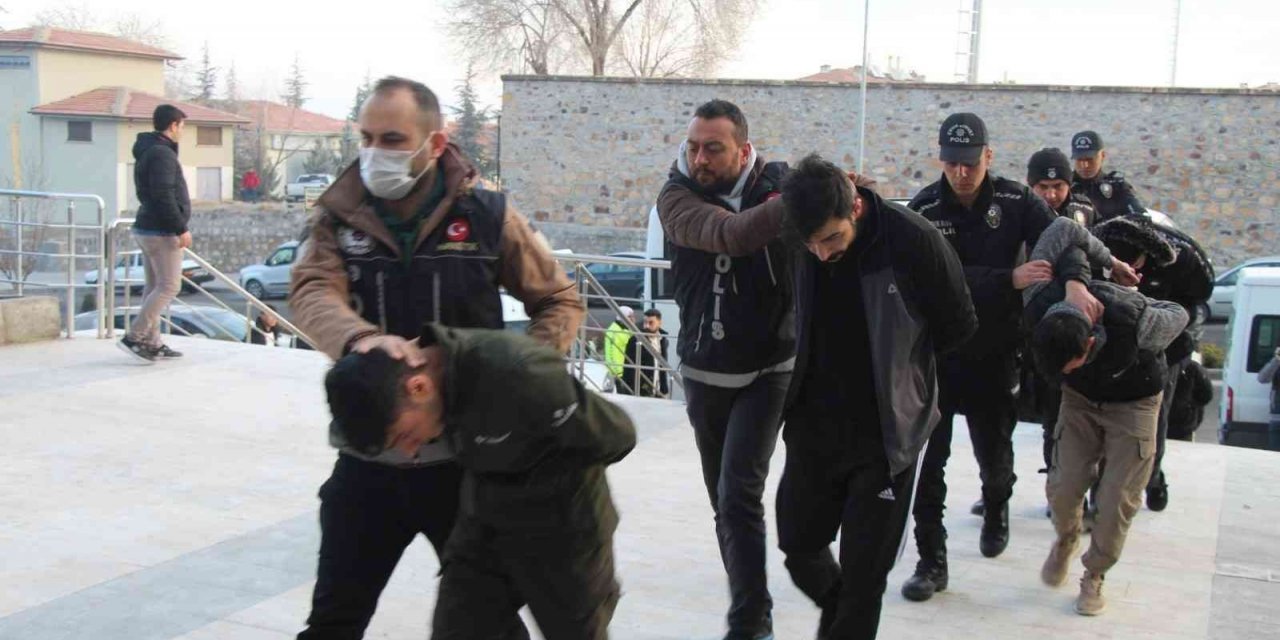 "Kökünü kurutma operasyonunda" 33 kişi adliyede