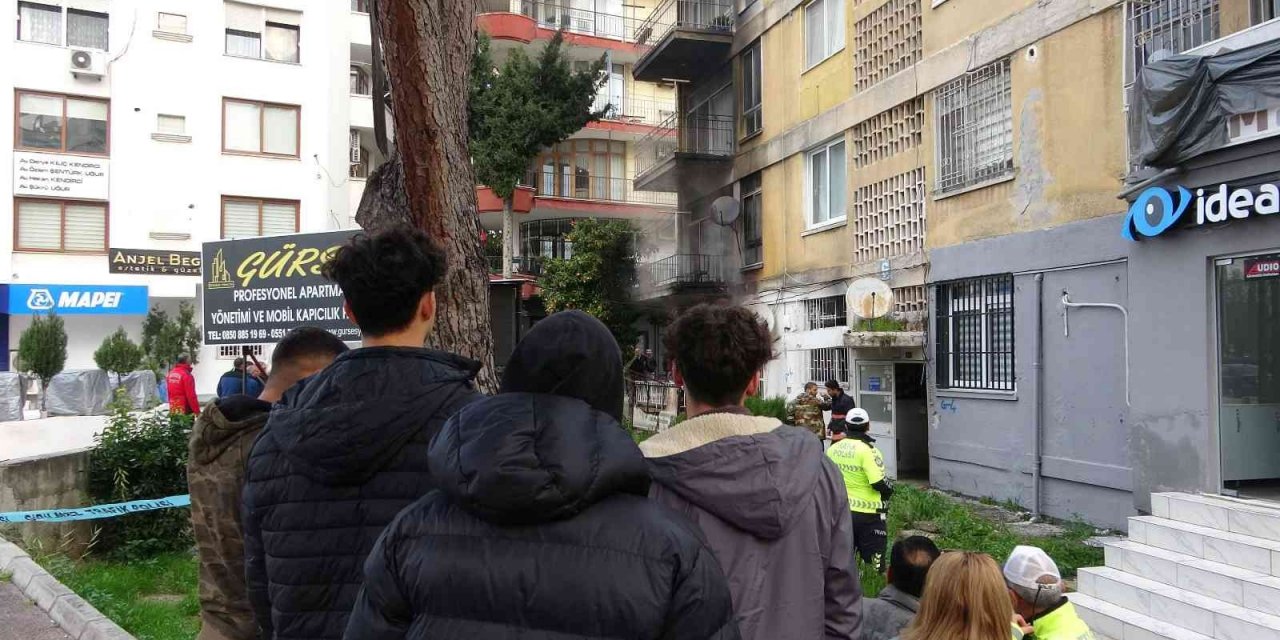Mersin’de 4 katlı apartmanda yangın çıktı