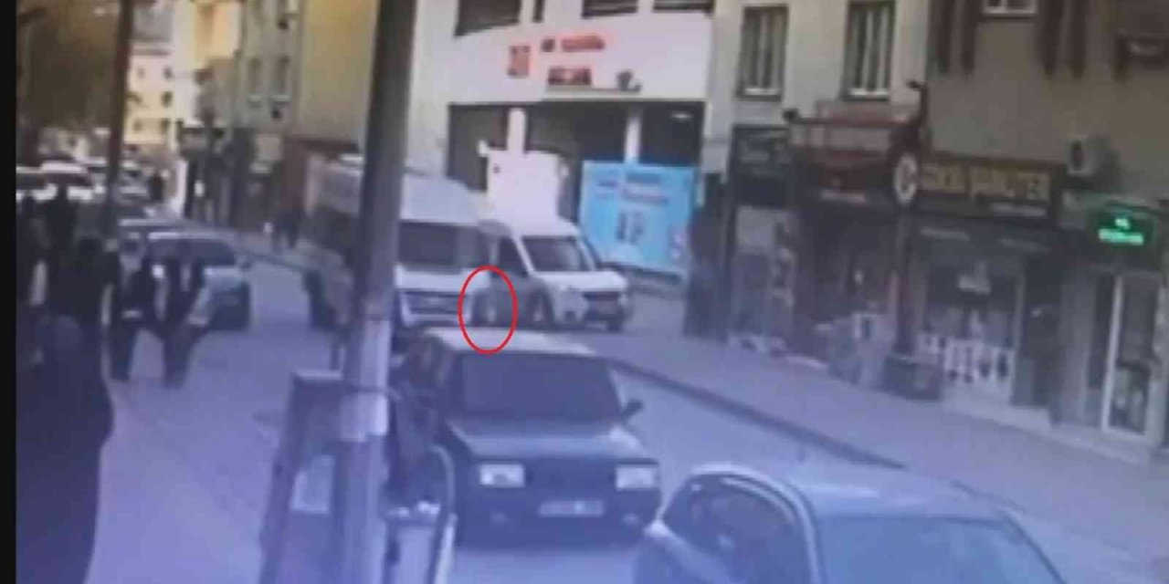 Bursa’da yola atlayan küçük kıza minibüs çarptı