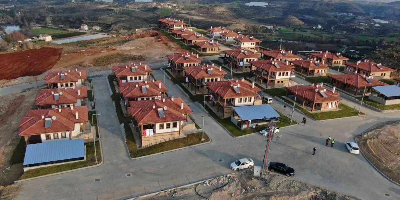 Tarihi Manavgat yangını sonrası yapılan 427 konutun anahtarları sahiplerine teslim ediliyor