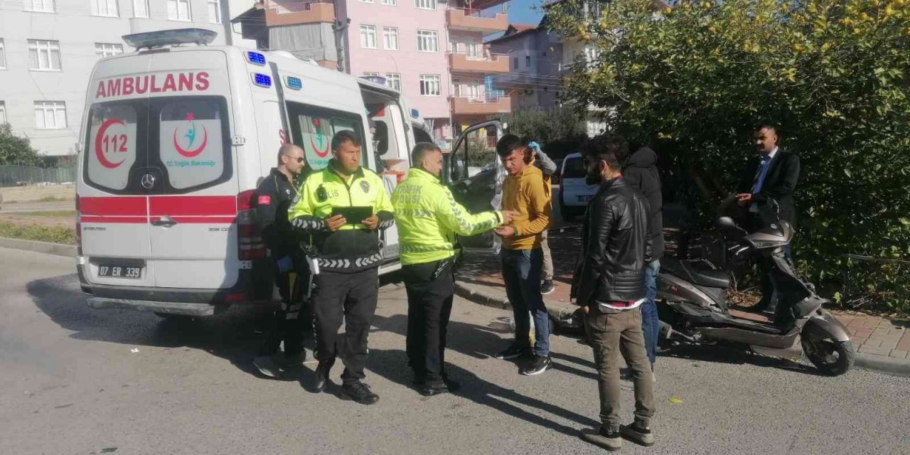 Kaskı sayesinde ölümden döndü, motosikletini emanet etmeden ambulansa binmedi