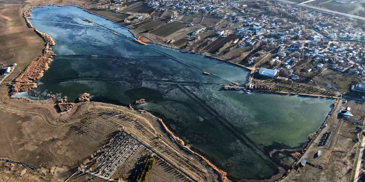 Sibirya soğuklarının yaşandığı şehirde göl dondu
