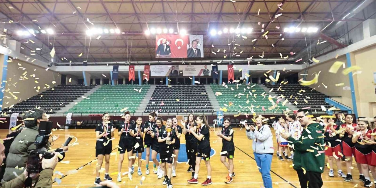 Potanın şampiyonu Ecogreen Merkezefendi Basket oldu