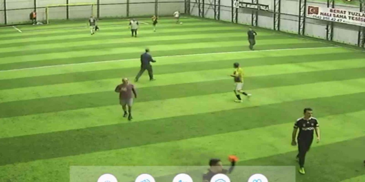 Halı sahada maç yaparken kalp krizi geçirip hayatını kaybetti