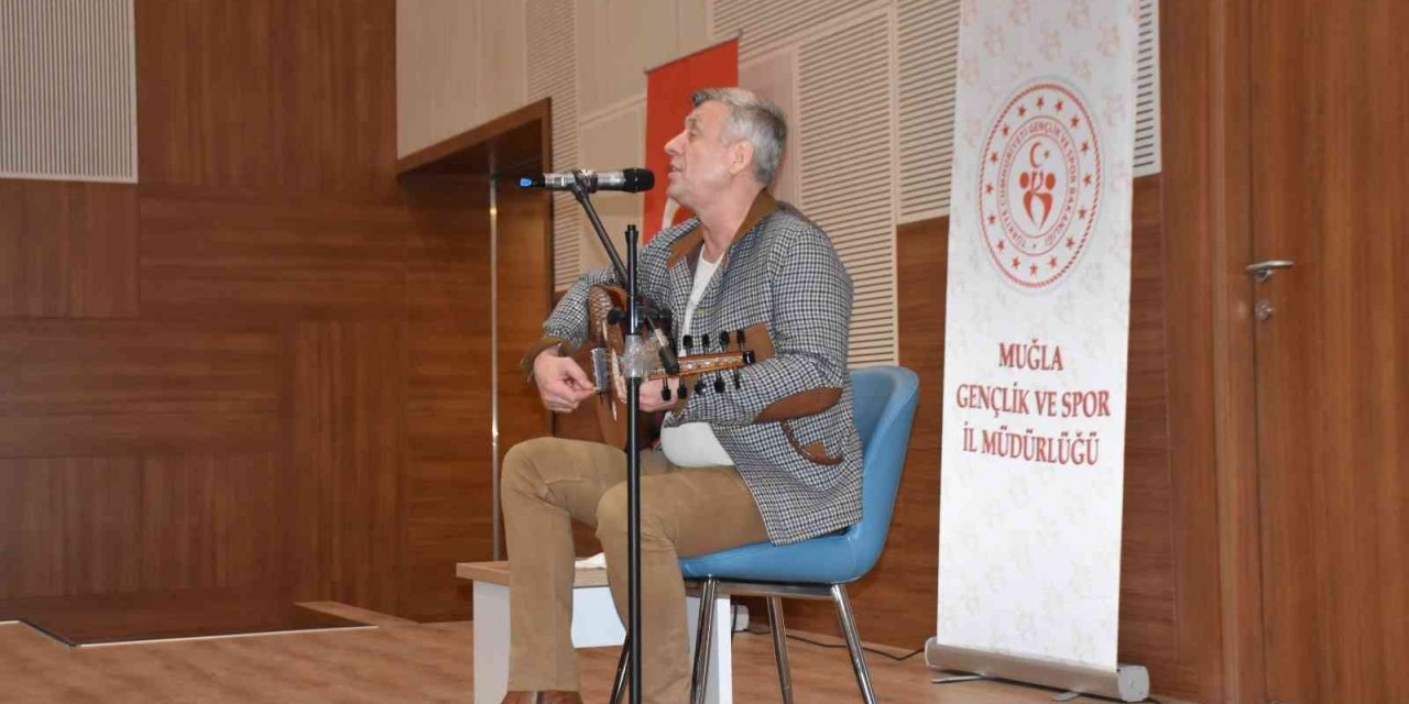 Ünlü sanatçı Muğla GSB yurtlarında gençlerle buluştu