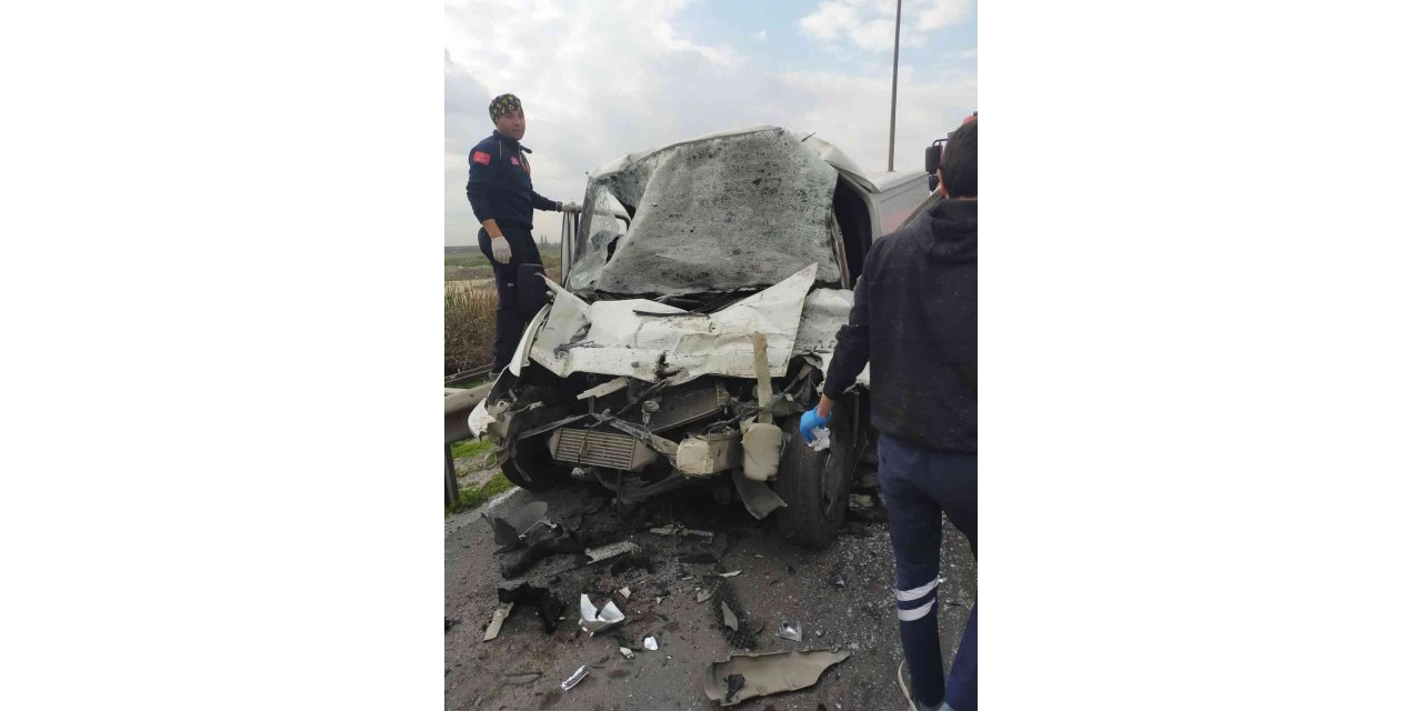 Tıra arkadan çarpan sürücü yaralı kurtuldu